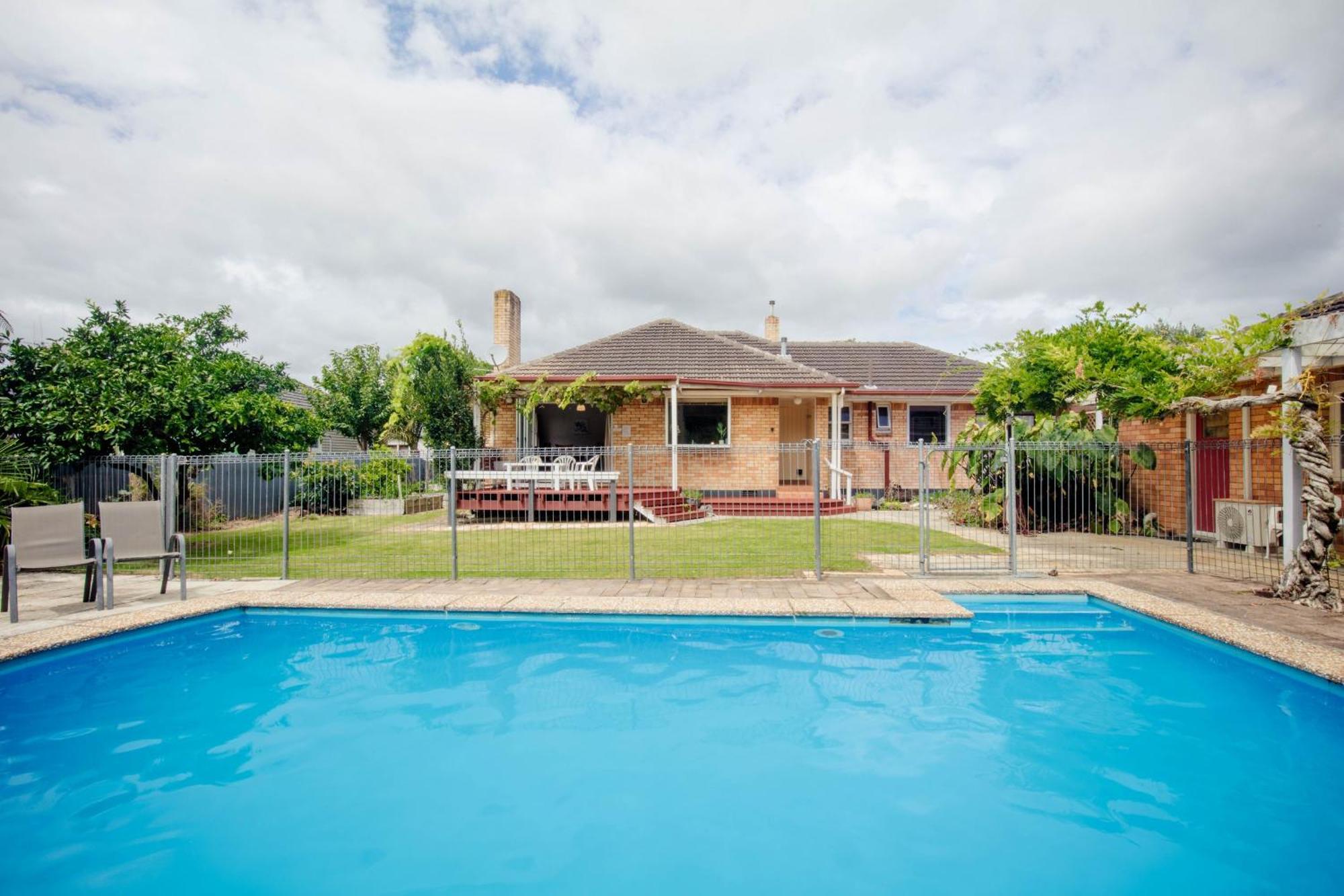 Central Location So Much Space Pool Opens In Summer Villa Hamilton Exterior photo