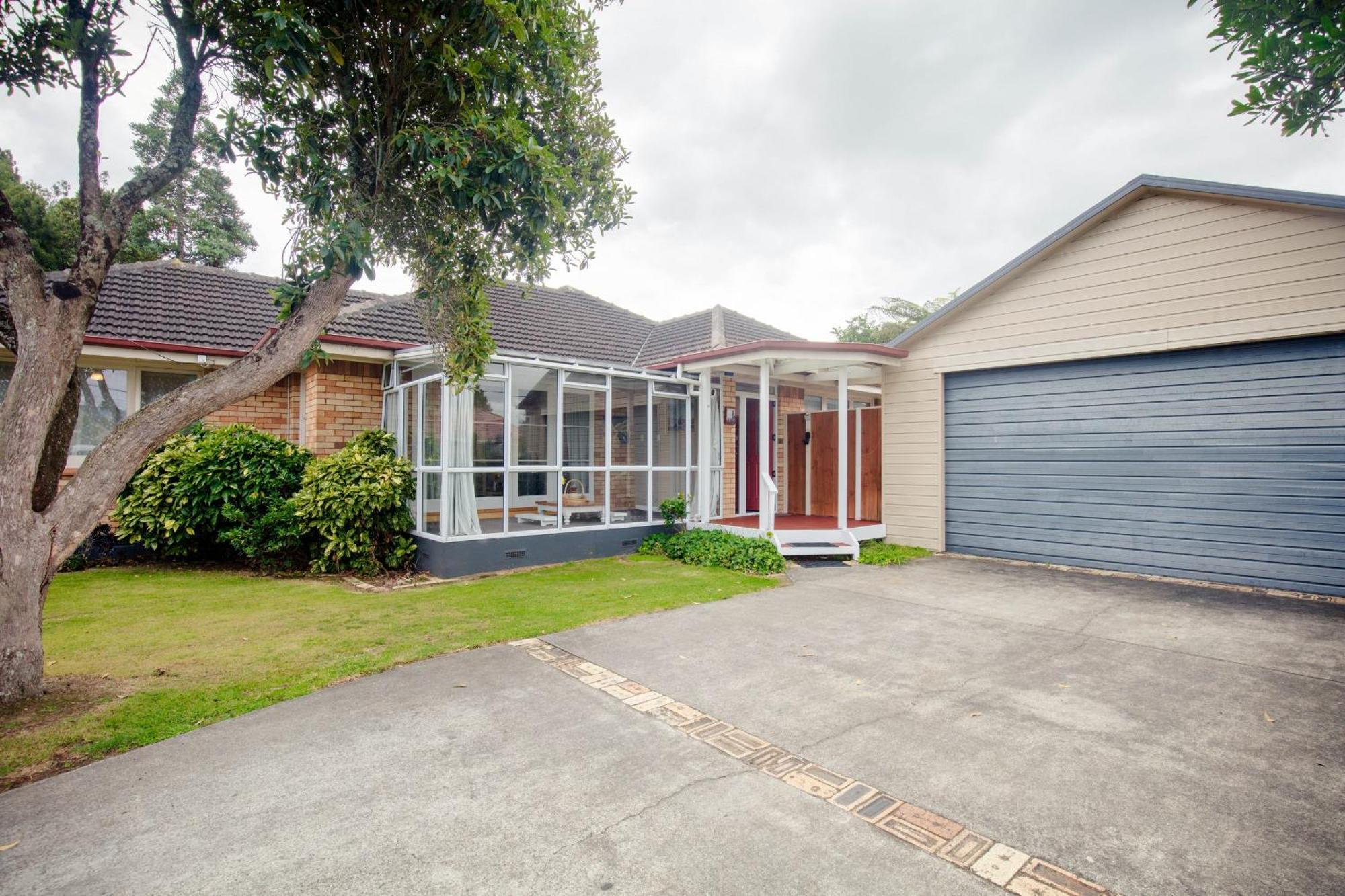 Central Location So Much Space Pool Opens In Summer Villa Hamilton Exterior photo